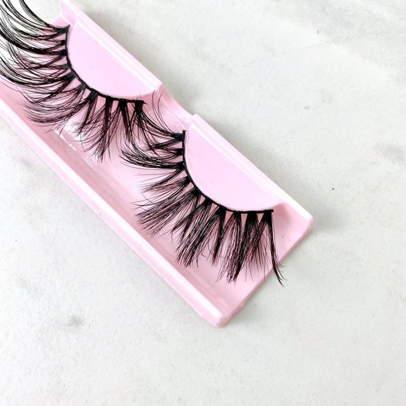 Darlin' Please Glamorous Instagram Worthy Lashes - Picture 4 of 8